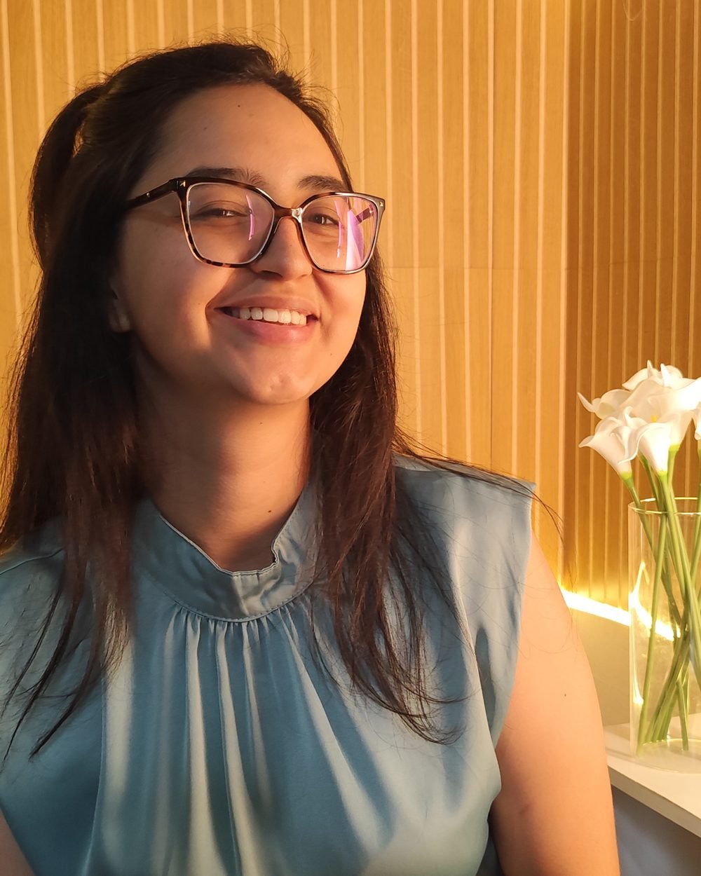 Brenda Sousa, psicóloga, sorrindo em seu consultório